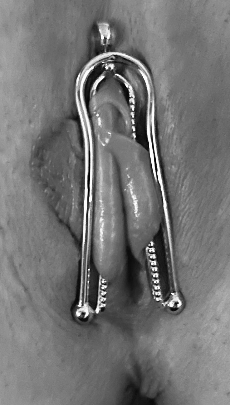 Pic #1Labia clasp fun!
