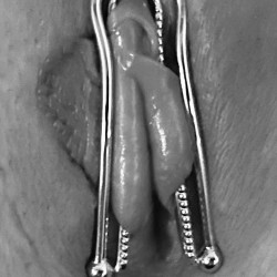 Labia clasp fun!